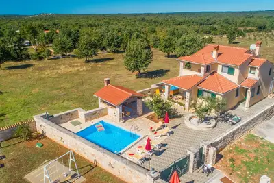 Image de Superbe maison Ă Golubovo avec jacuzzi