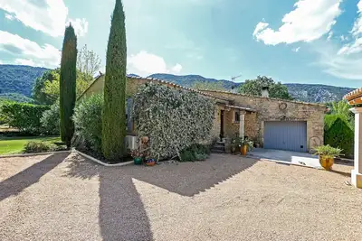 Image de Superbe maison à Maubec avec WiFi