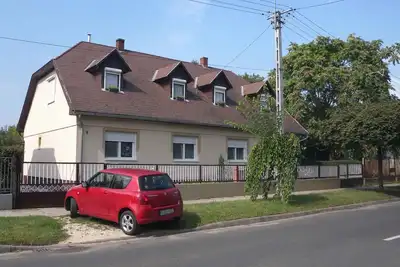 Image de Appartement de vacances avec pavillon de jardin au milieu
