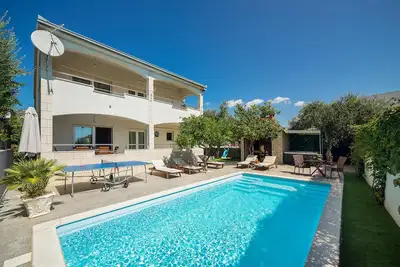 Image de Belle maison à Kastel Novi avec jacuzzi