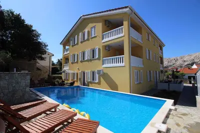 Image de Appartement de vacances moderne avec piscine, une connexion Wi-Fi, la climatisation et un parking