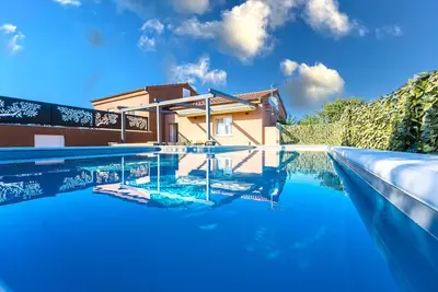 Image de Maison confortable Ă Vir avec jacuzzi