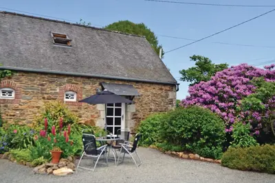 Awesome home in Callac de Bretagne