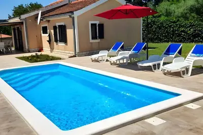Image de Maison de vacances avec piscine et jardin