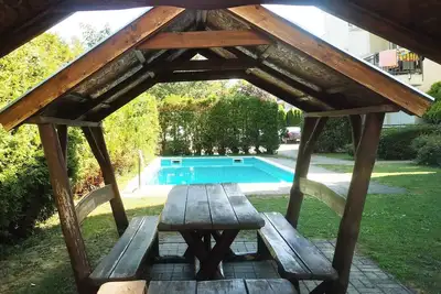 Image de Appartement de vacances avec piscine wifi et décoration de bon goût