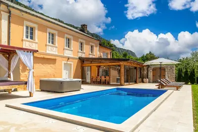 Image de Belle maison Ă Bribir avec jacuzzi