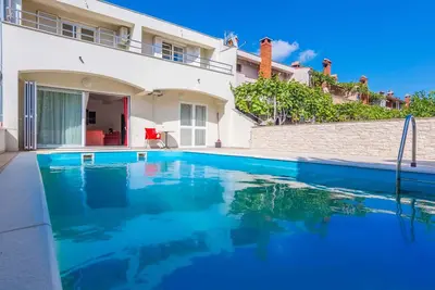 Image de Maison de vacances avec piscine et terrasse