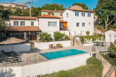 Image de Superbe maison à Buzet avec WiFi