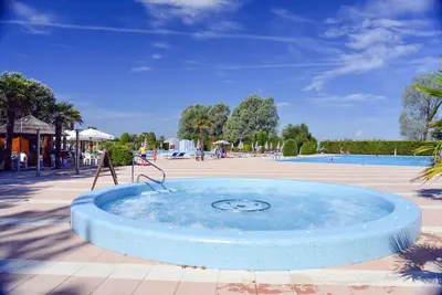 Image de Maison mobile avec piscines pour petits et grands