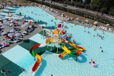 Image de Maison mobile avec piscines pour enfants et adultes