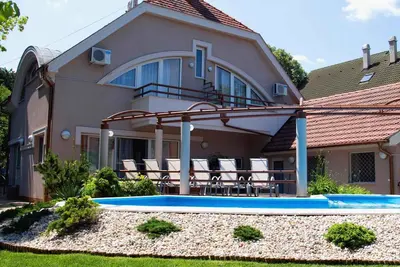 Image de Maison de vacances avec piscine et jacuzzi à seulement 100 m de la plage