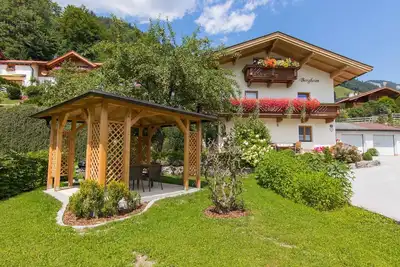 Image de appartement de vacances avec balcon et jardin