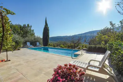 Image de Superbe maison à Tugare avec jacuzzi