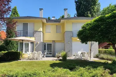 Image de Maison de vacances à seulement 80 m de la plage privée, avec un petit bateau et climatisation.
