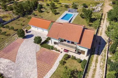 Image de Belle maison de 4 chambres Ă Lisicic