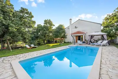 Image de Superbe maison Ă Lozovac avec jacuzzi