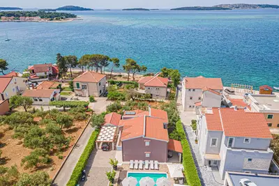 Image de Belle maison à Brodarica avec jacuzzi