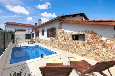 Image de Maison de vacances avec terrasse et piscine privée