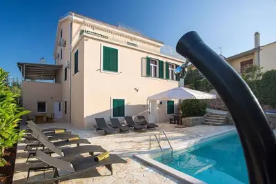 Image de Appartement de vacances avec air conditionné et une piscine extérieure