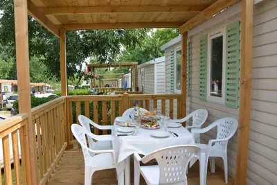 Image de Maison mobile avec véranda et piscine