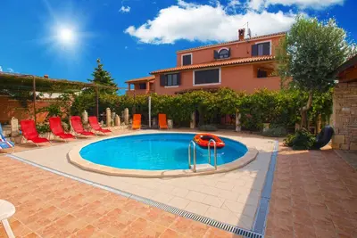 Maison de vacances avec piscine commune et climatisation