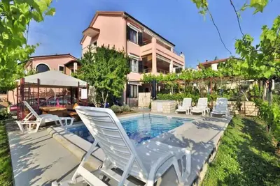 Image de Studio avec piscine et climatisation