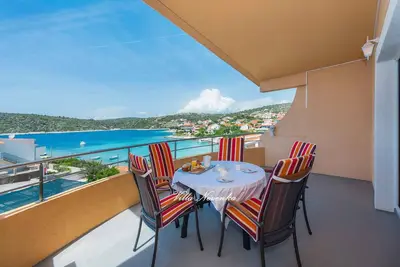 Image de Appartement de vacances avec climatisation et balcon avec vue sur la mer