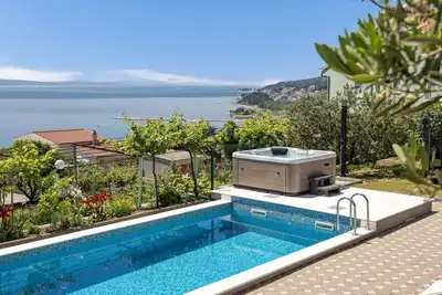 Image de Superbe maison à Omis avec jacuzzi