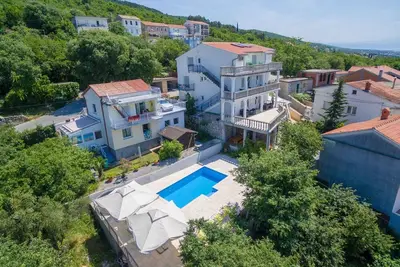 Image de Appartement de vacances avec piscine et vue sur la mer