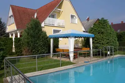 Image de Appartement de vacances avec pavillon de jardin et la piscine