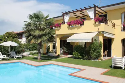 Image de Appartement de vacances avec une piscine extérieure et une connexion Wi-Fi