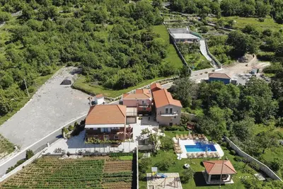 Image de Belle maison Ă Sestanovac avec cuisine