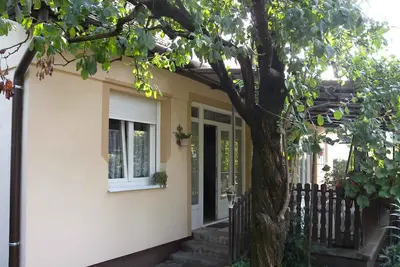 Image de Appartement de vacances au centre-ville avec pavillon de jardin