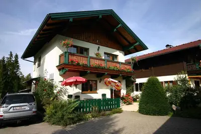 Image de Maison de vacances avec aire de jeux pour enfants et barbecue