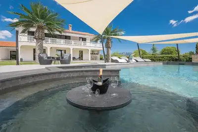 Image de Superbe maison à Sumber avec sauna