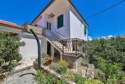 Image de Belle maison Ă Drvenik Mali avec.
