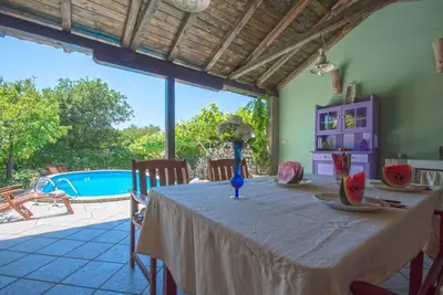 Image de Maison de vacances avec piscine et barbecue dans un endroit calme