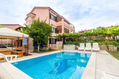 Appartement de vacances avec piscine et barbecue