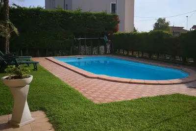 Image de Appartement de vacances au rez-de-chaussée avec terrasse donnant sur la piscine et climatisation