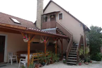 Image de Appartement de vacances avec balançoires, bac à sable et pataugeoire