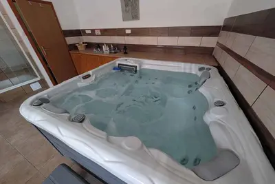 Image de Maison de vacances avec piscine intérieure, bain à remous et sauna