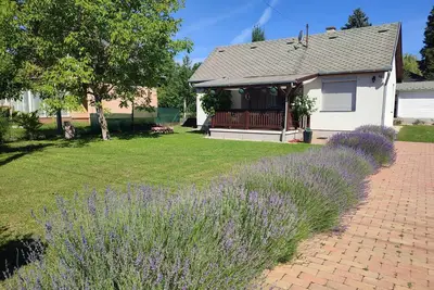 Image de Maison de vacances avec des jouets dans le jardin