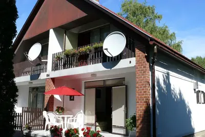 Image de Maison de vacances avec climatisation, terrasse, jardin et mobilier de jardin.