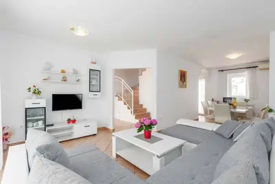 Maison de vacances avec un beau jardin dans un endroit calme