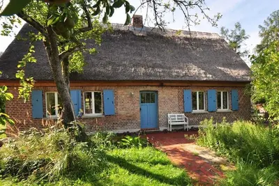 Image de Feha - chaumière historique avec remorque et un grand verger