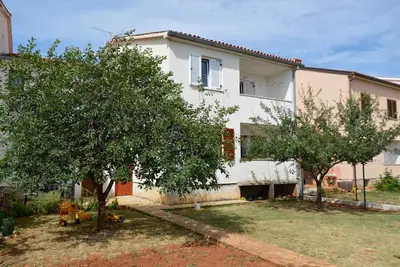 Image de Appartement de vacances avec balcon et climatisation dans un endroit calme