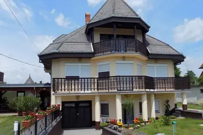 Image de Appartement de vacances avec aire de jeux pour enfants, bac à sable et pataugeoire.