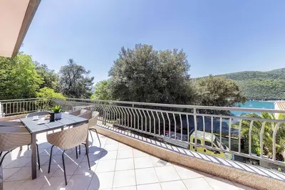 Image de Appartement de vacances avec terrasse et vue sur la mer