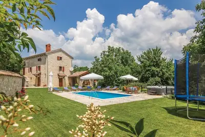 Image de Belle maison Ă Basici avec jacuzzi