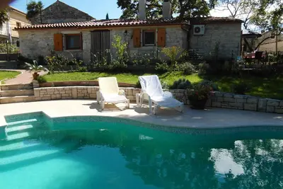 Image de Maison de vacances avec piscine extérieure et barbecue